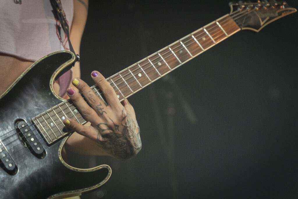 ph4nts Gitarre im Closeup © Sévérine Kpoti 2025