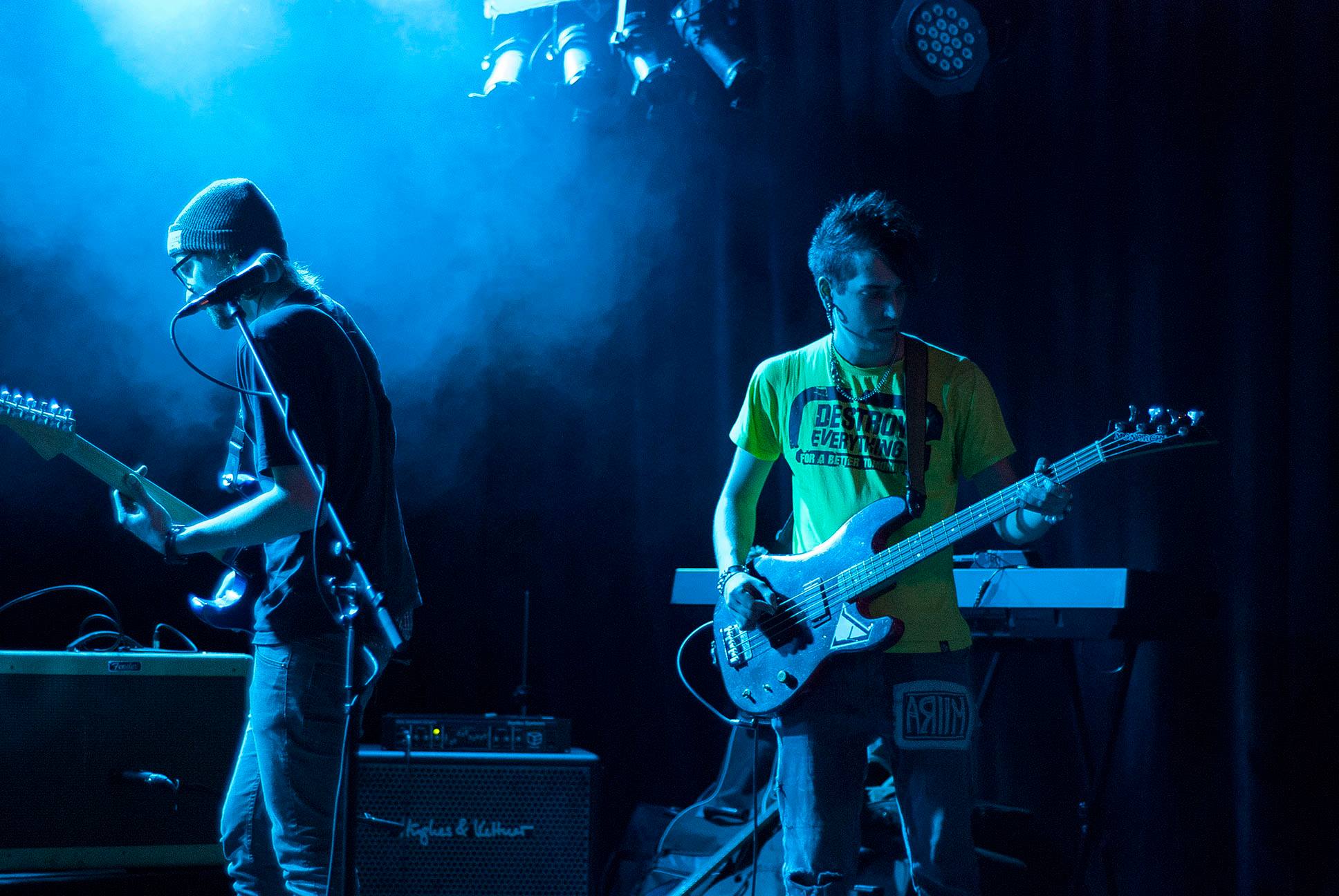 Leiden 2015 auf der Bühne. ph4nt. spilet damals noch Bass, Marius daneben Gitarre