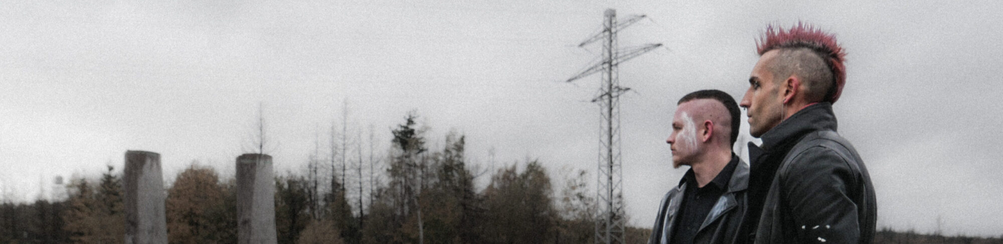 Bandphoto Corrupted Noise - Gustav & ph4nt . von schräg hinten, gucken in die Ferne