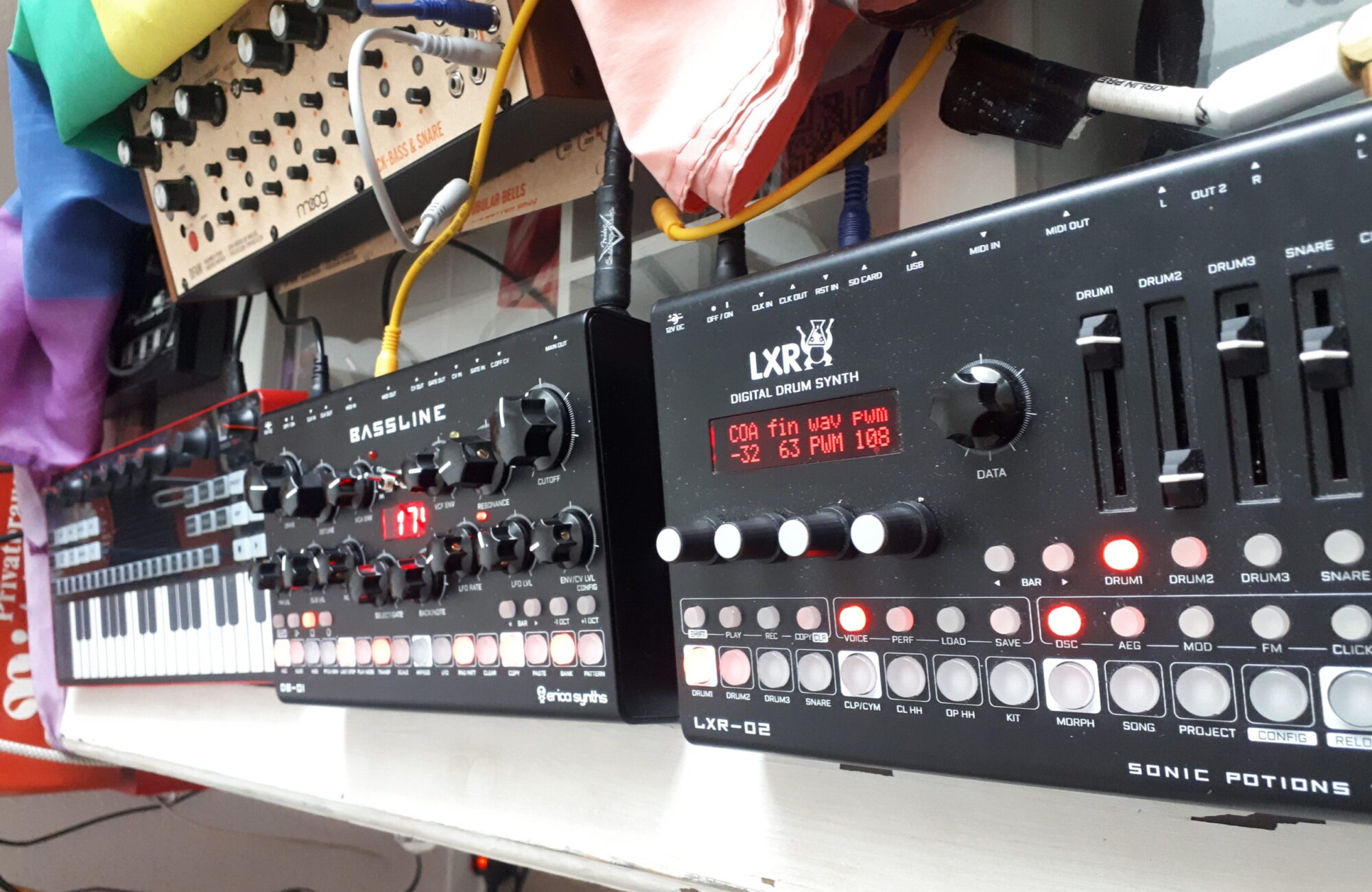 ph4nts. Synthesizer. unten: Erica Synths x Sonic Potions LXR-02, Erica Synths Bassline DB-01, IK Multimedia Uno Synth Pro Desktop, oben: Moog DFAM