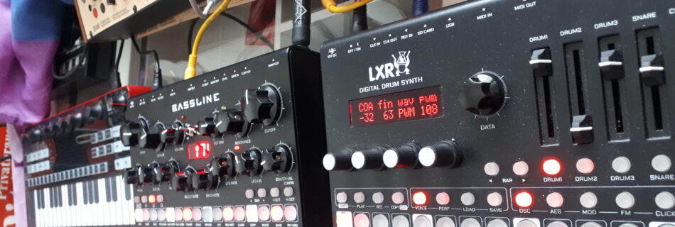 ph4nts. Synthesizer. unten: Erica Synths x Sonic Potions LXR-02, Erica Synths Bassline DB-01, IK Multimedia Uno Synth Pro Desktop, oben: Moog DFAM