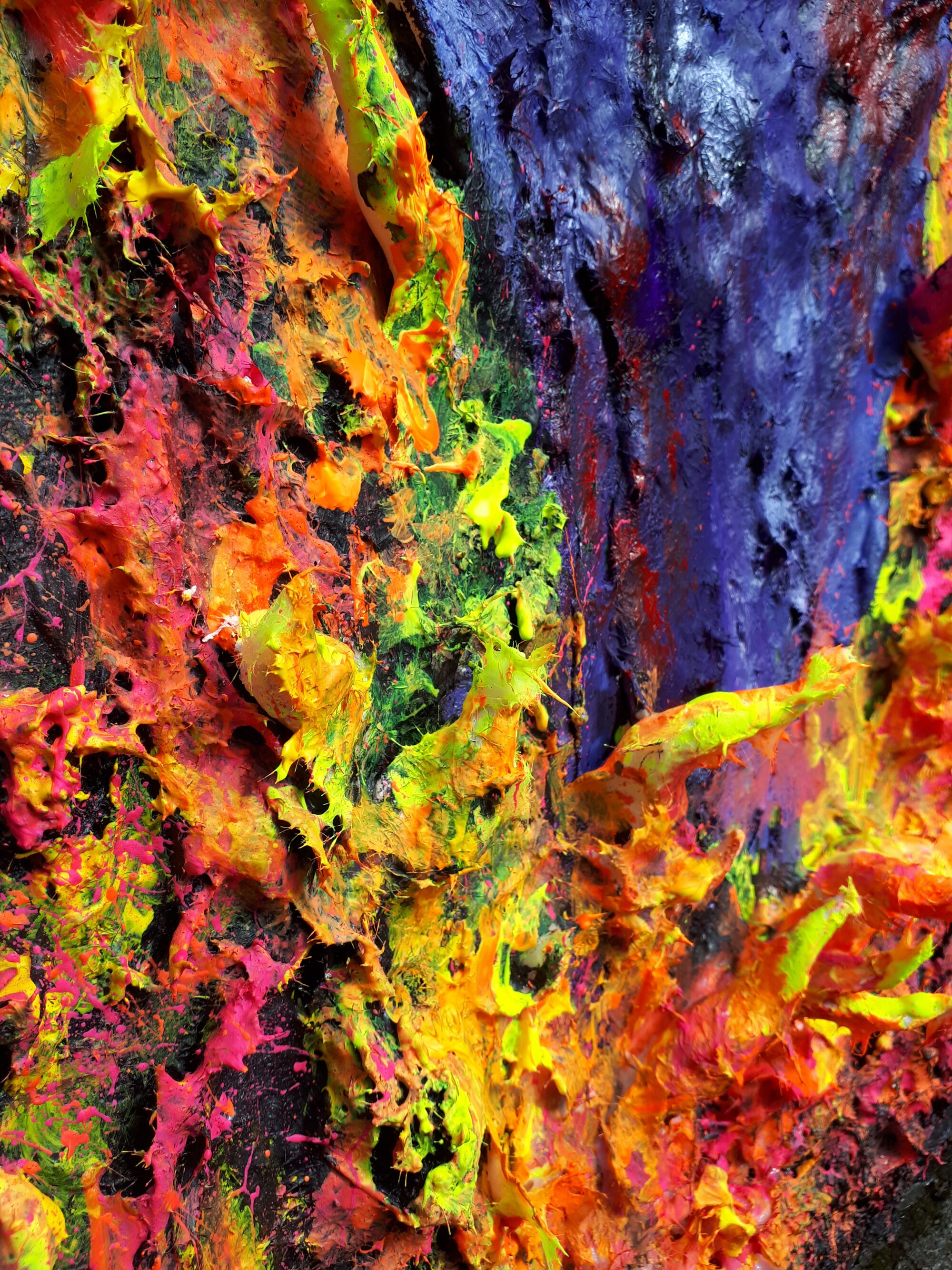 Teil des Artworks für "Von Angst & Wut, Hoffnung & Tat" - Flammen auf chaotischem, dunklerem Hintergrund