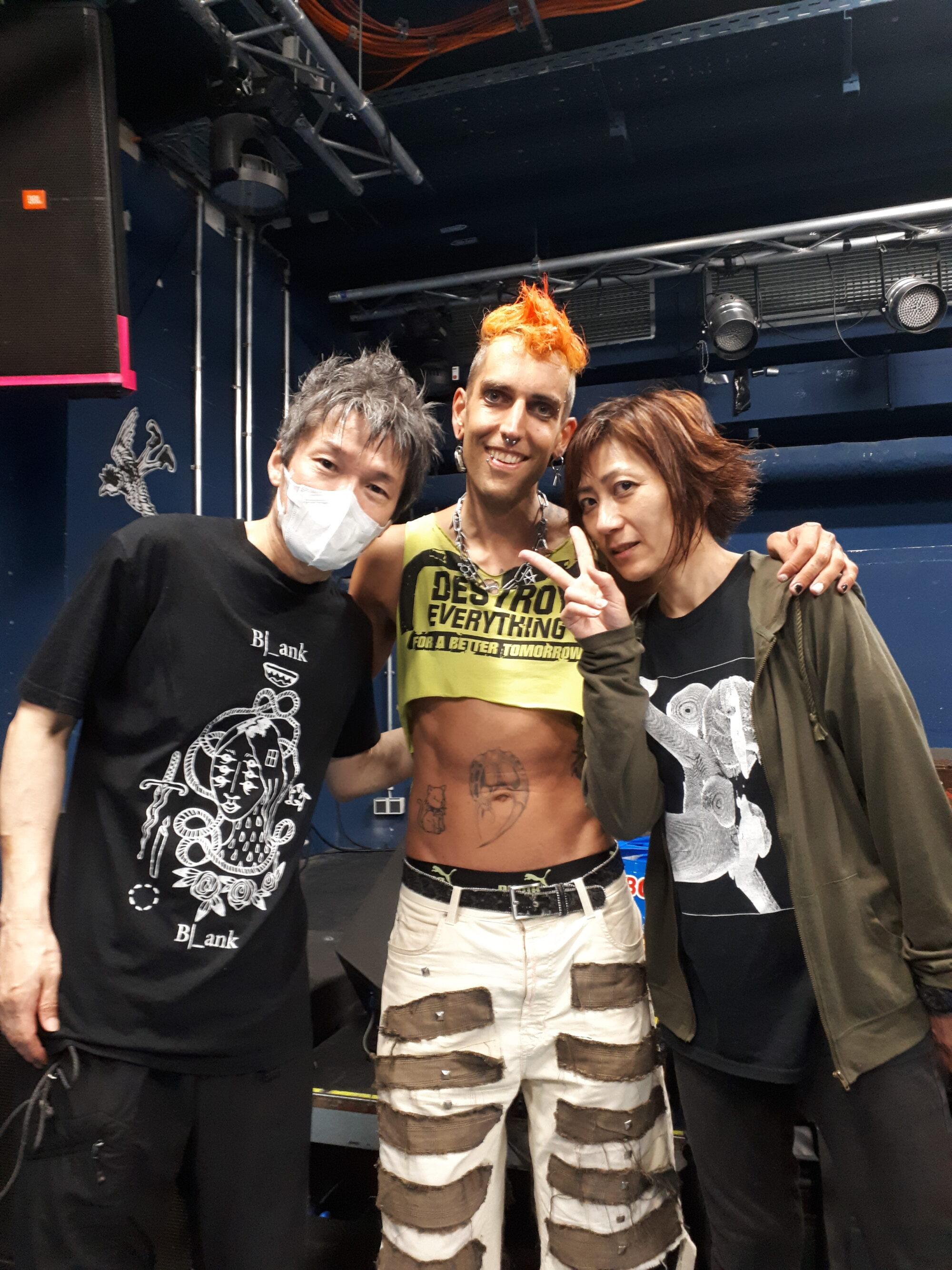 ph4nt. mit Melt-Banana - nach dem Konzert-Foto :) Links Agata mit Atemmaske & schwarzem Shirt, mittig ph4nt. lächelnd in Croptop, rechts Yasuko mit Victory-Zeichen, schwarzem Shirt & dunkelgrünem Hoodie