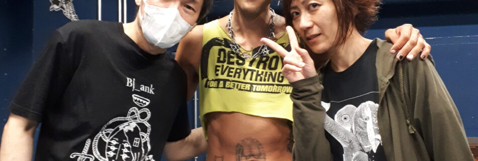 ph4nt. mit Melt-Banana - nach dem Konzert-Foto :) Links Agata mit Atemmaske & schwarzem Shirt, mittig ph4nt. lächelnd in Croptop, rechts Yasuko mit Victory-Zeichen, schwarzem Shirt & dunkelgrünem Hoodie