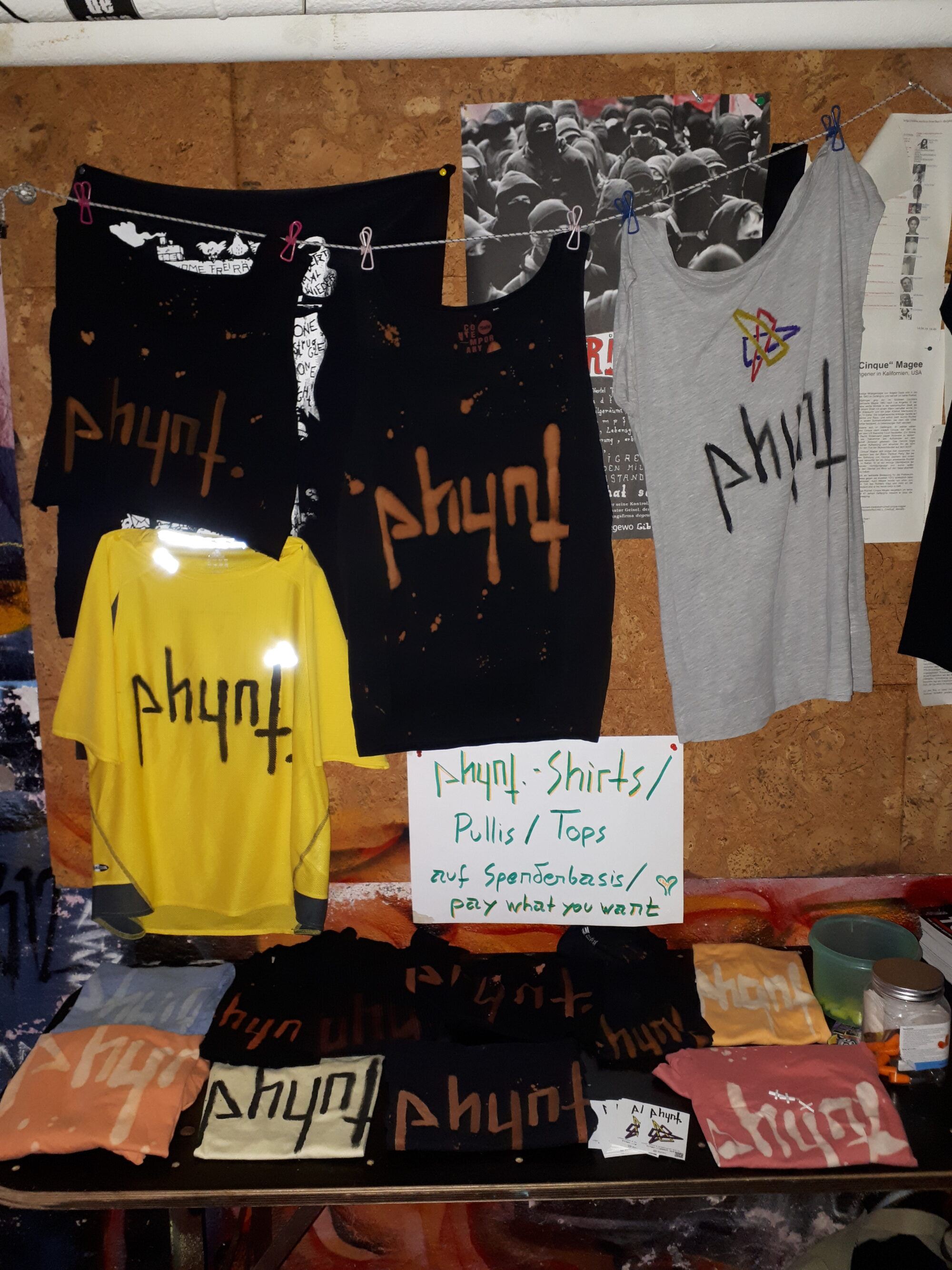 Viele ph4nt.-Shirts am Merchtisch im P31. Alles gegen Spende.