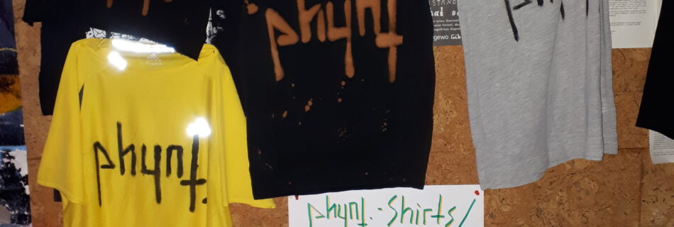 Viele ph4nt.-Shirts am Merchtisch im P31. Alles gegen Spende.