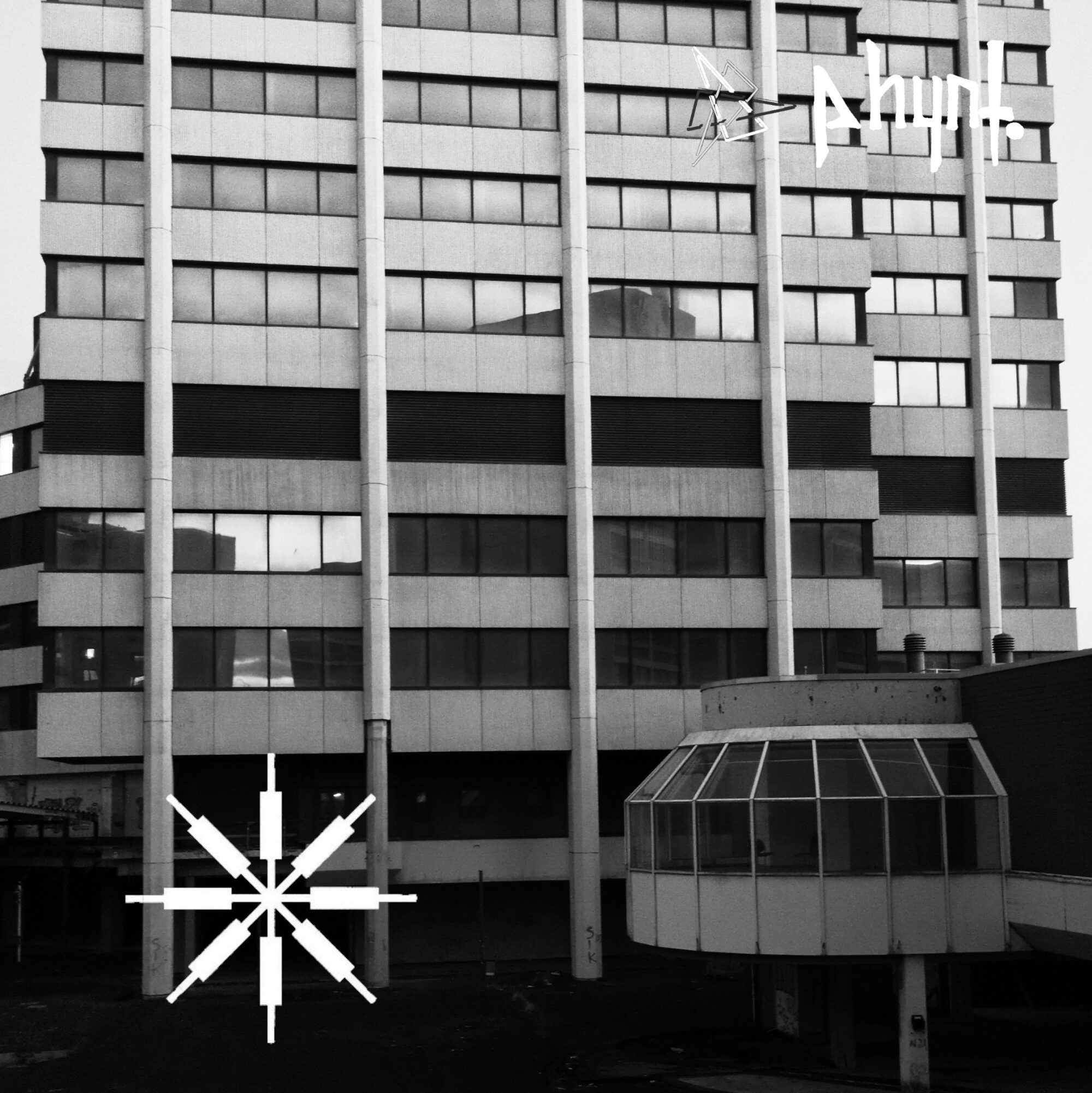 Ein Schwarz/Weiß Foto von einem brutalistischen Betonklotz in Hannover.