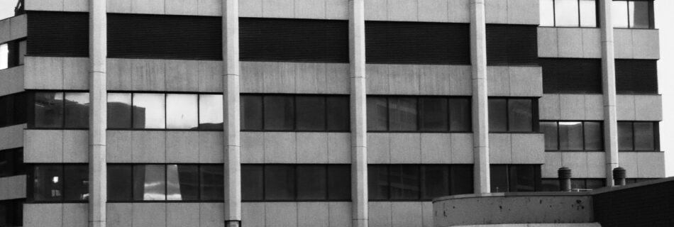 Ein Schwarz/Weiß Foto von einem brutalistischen Betonklotz in Hannover.